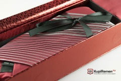 Бордовый мужской галстук в полоску ARISTOKRAT с нагрудным платком в коробке