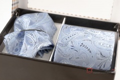 Мягко-голубой мужской галстук с нагрудным платком в коробке