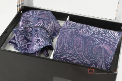Мужской галстук фиолетового цвета с нагрудным платком в коробке