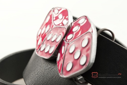 Кожаный ремень с пряжкой "DICE PINK" (Розовые кости) - kupiremen.ru