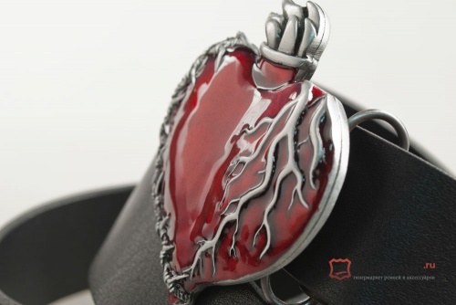 Кожаный ремень с пряжкой "HEART AND BARBED WIRE" (Сердце и колючая проволока) 3D - kupiremen.ru
