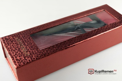 Бордовый мужской галстук в полоску ARISTOKRAT с нагрудным платком в коробке - kupiremen.ru