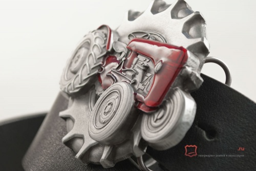 Кожаный ремень с пряжкой "TRACTOR ON TYRE" (Трактор на фоне шины) 3D - kupiremen.ru