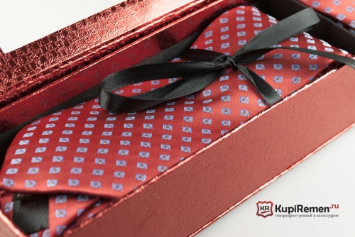 Красный мужской галстук ARISTOKRAT с нагрудным платком в коробке - kupiremen.ru