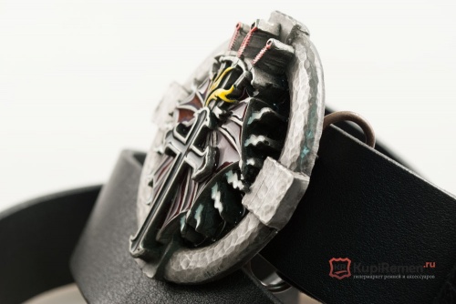 Кожаный ремень с пряжкой "CROSS AND DAGGERS" (Крест и кинжалы) - kupiremen.ru